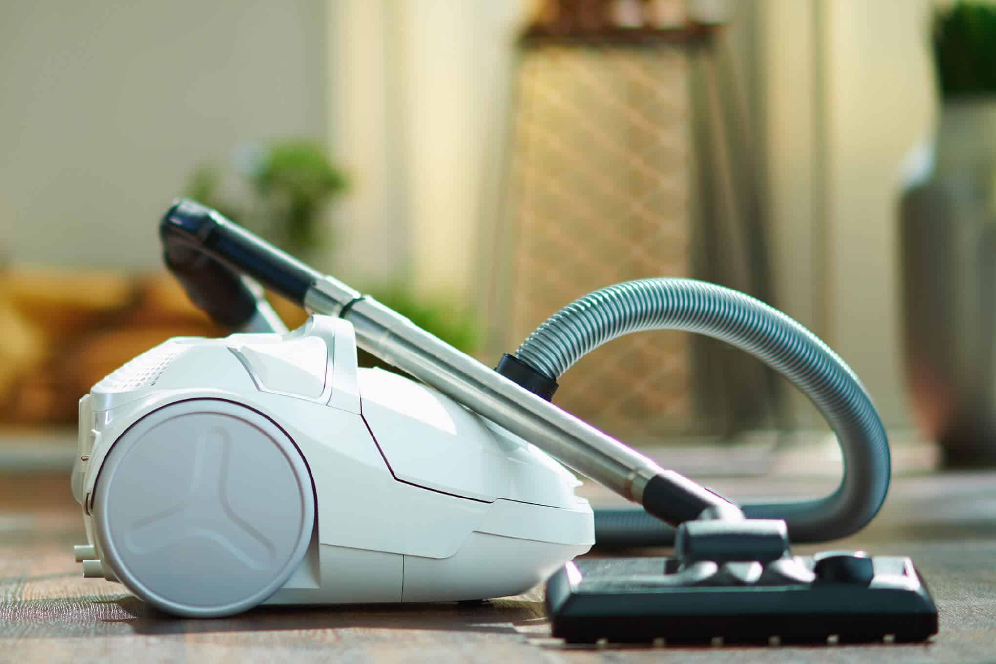 Pölynimuri asunnon lattialla.