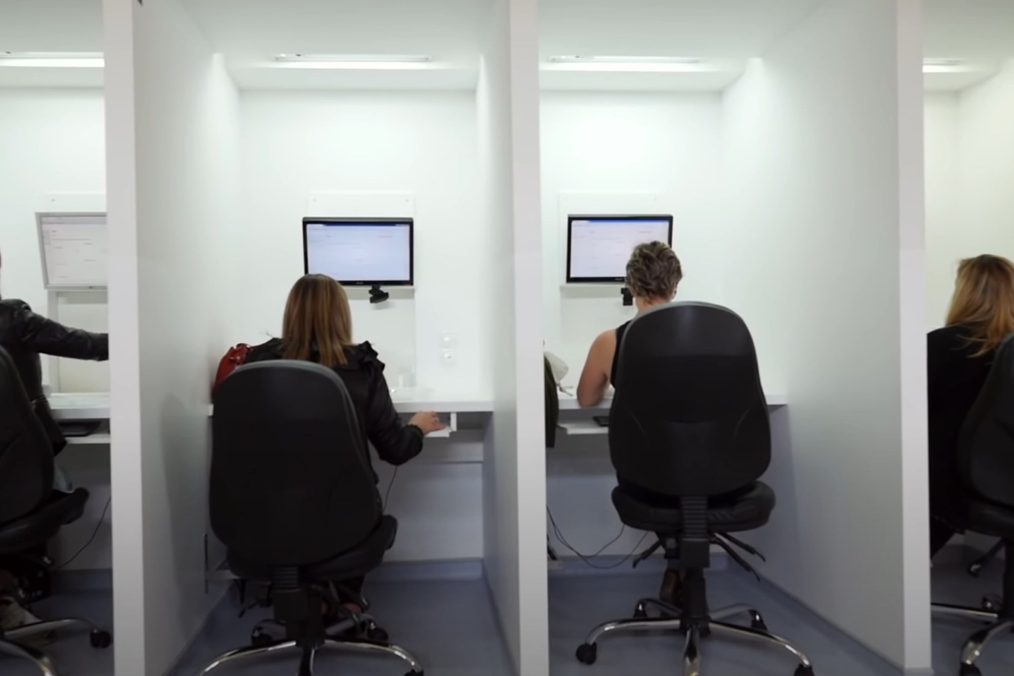 Henkilöitä laboratoriossa.