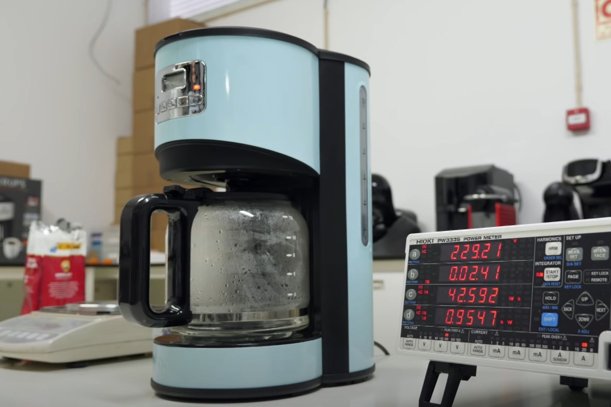 Kahvinkeitin ja sähkönkulutusta mittaava laite.