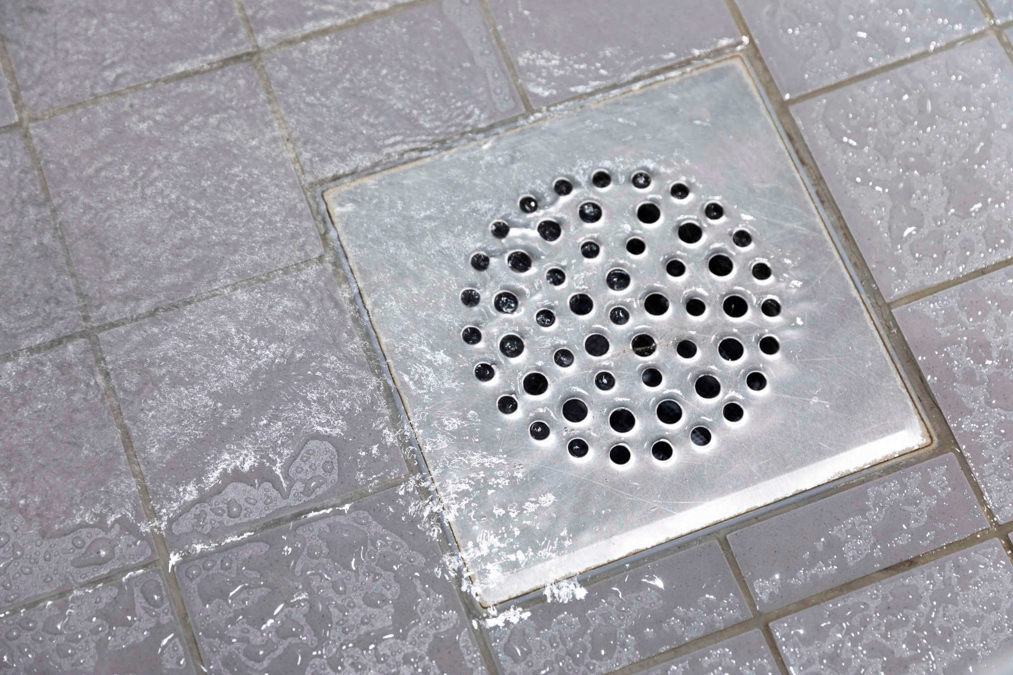 Kylpyhuoneen lattiakaivo.