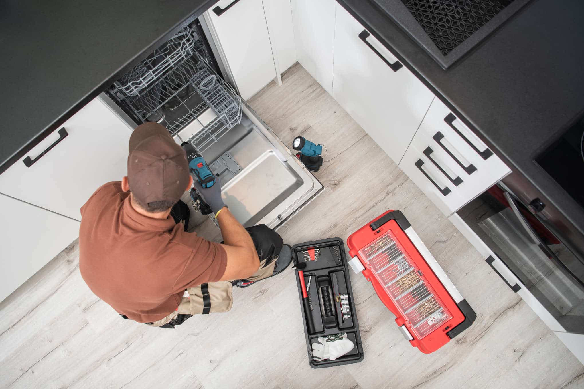 Astianpesukoneen asennus.