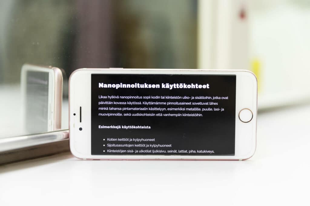 Puhelimen ruudulla on verkkosivusto, jossa kerrotaan nanopinnoituksen käyttökohteista.