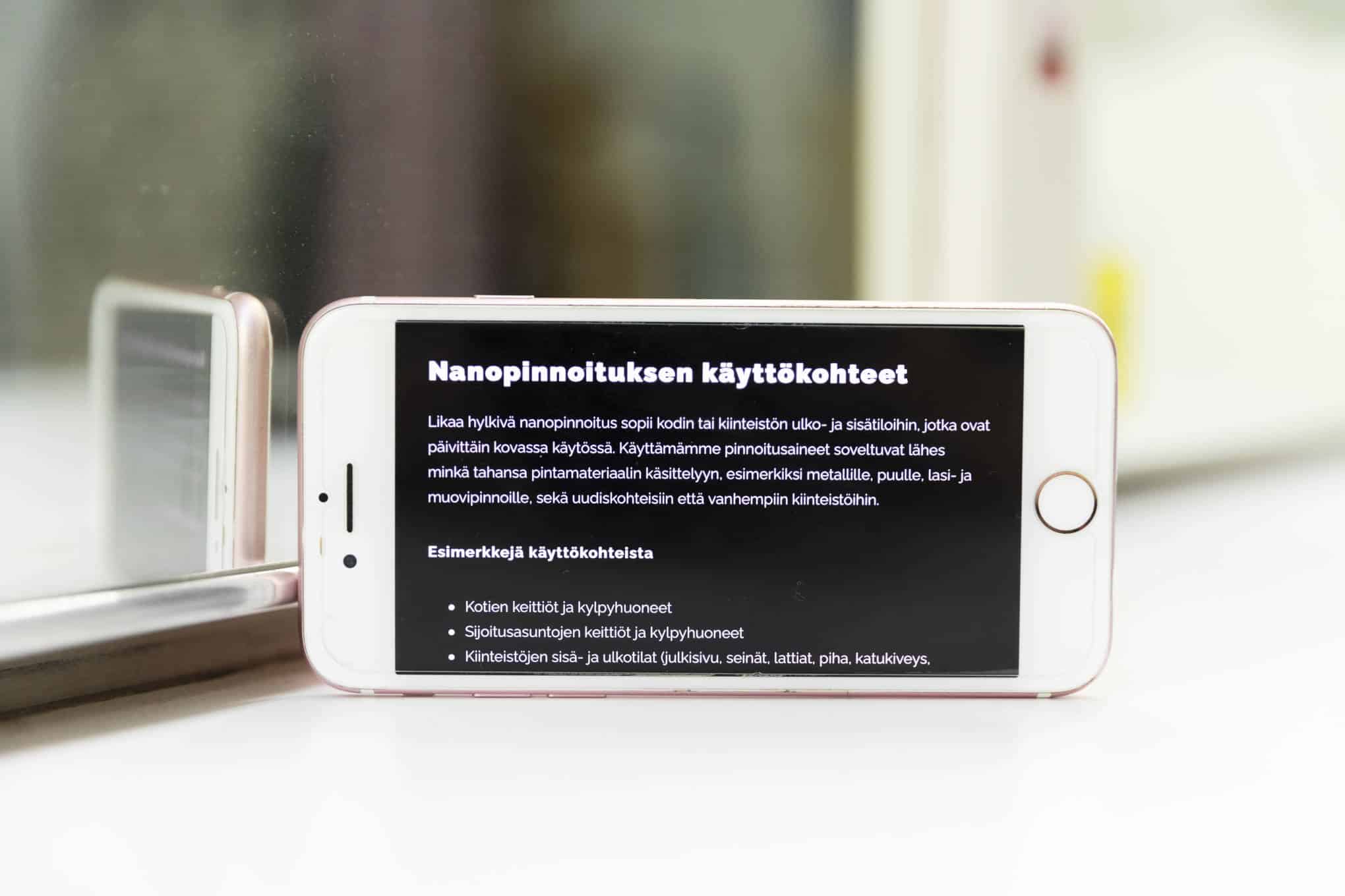 Puhelimen ruudulla on verkkosivusto, jossa kerrotaan nanopinnoituksen käyttökohteista.
