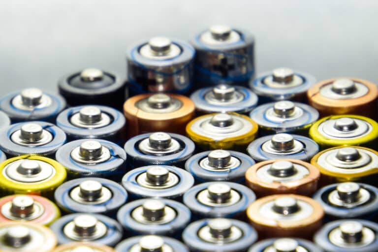Useita erilaisia AA-paristoja.