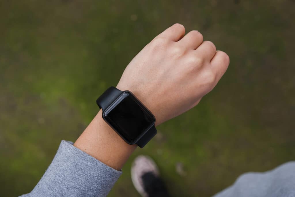 Musta älykello ranteessa.