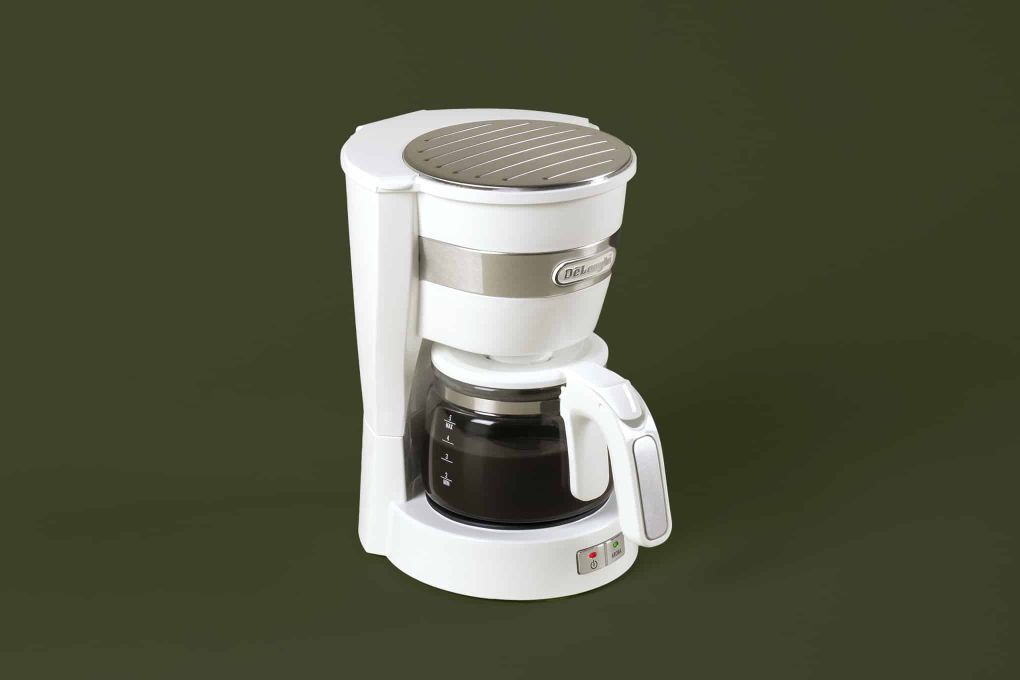 Valkoinen kahvinkeitin.