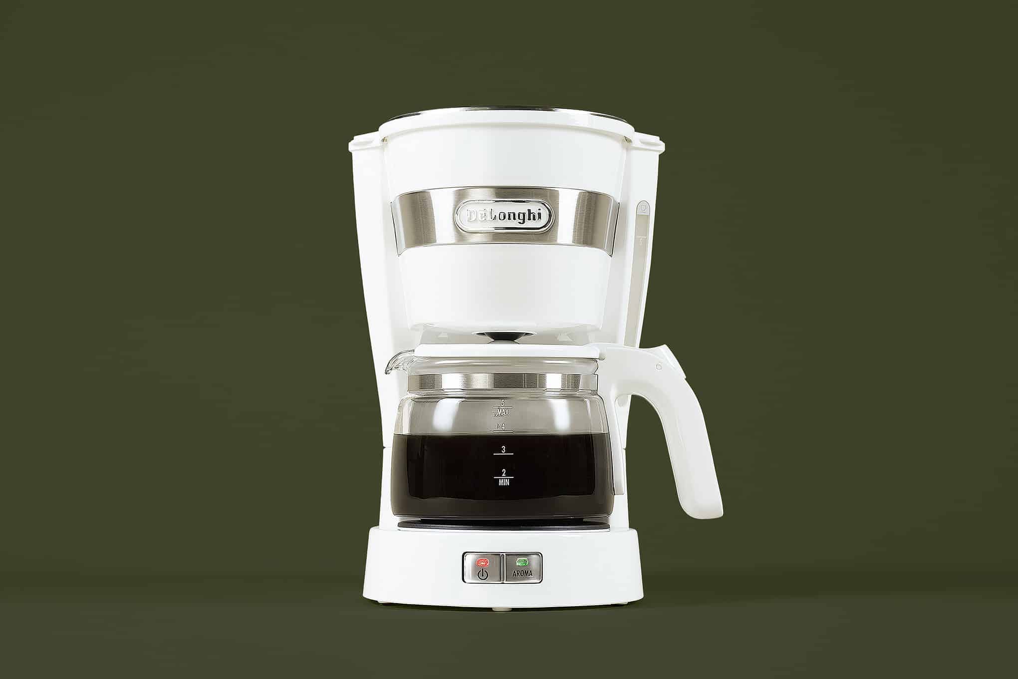 Valkoinen De'Longhi-merkkinen kahvinkeitin.