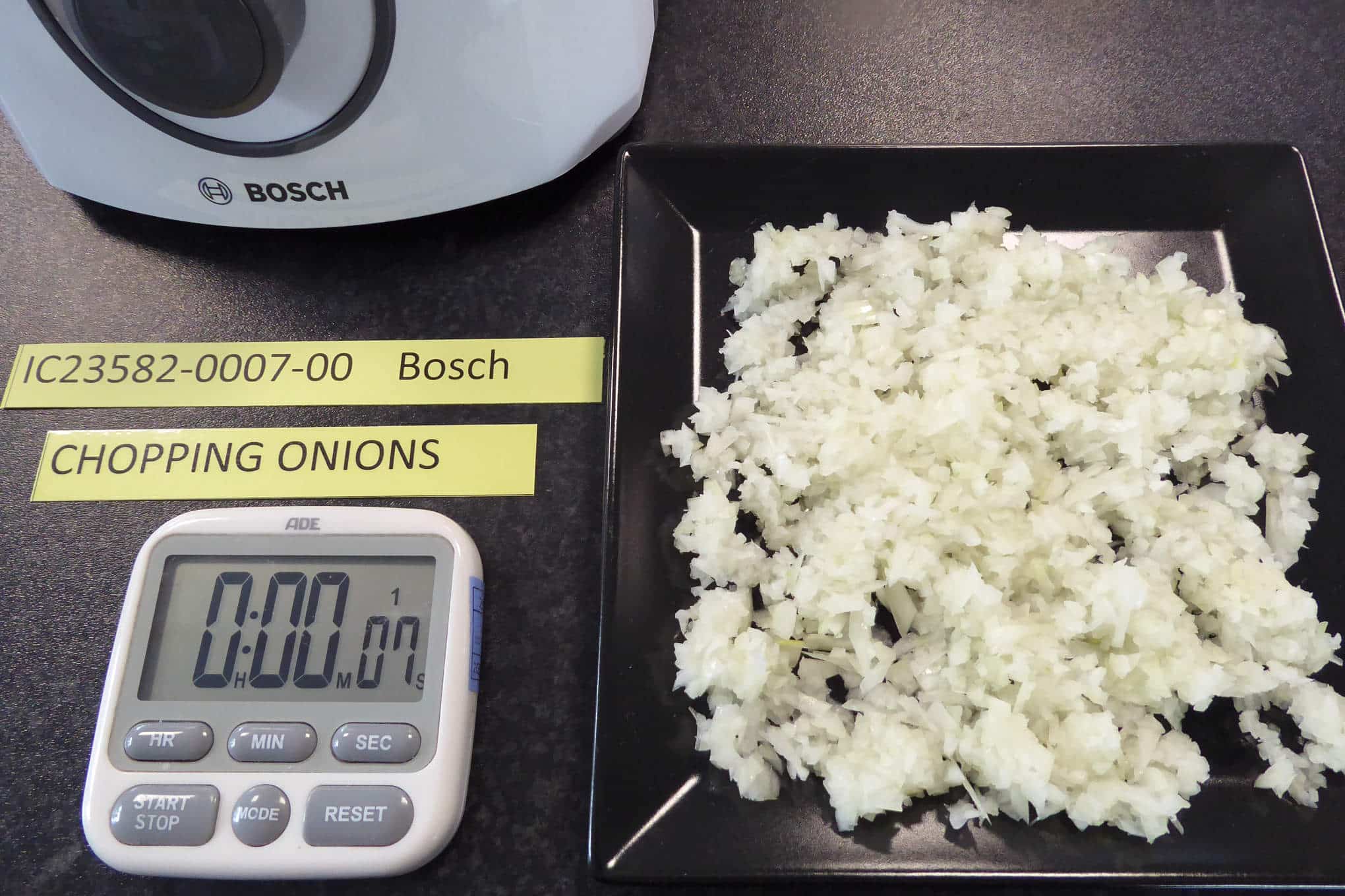 Pilkottua sipulia, sekuntikello ja monitoimikone.