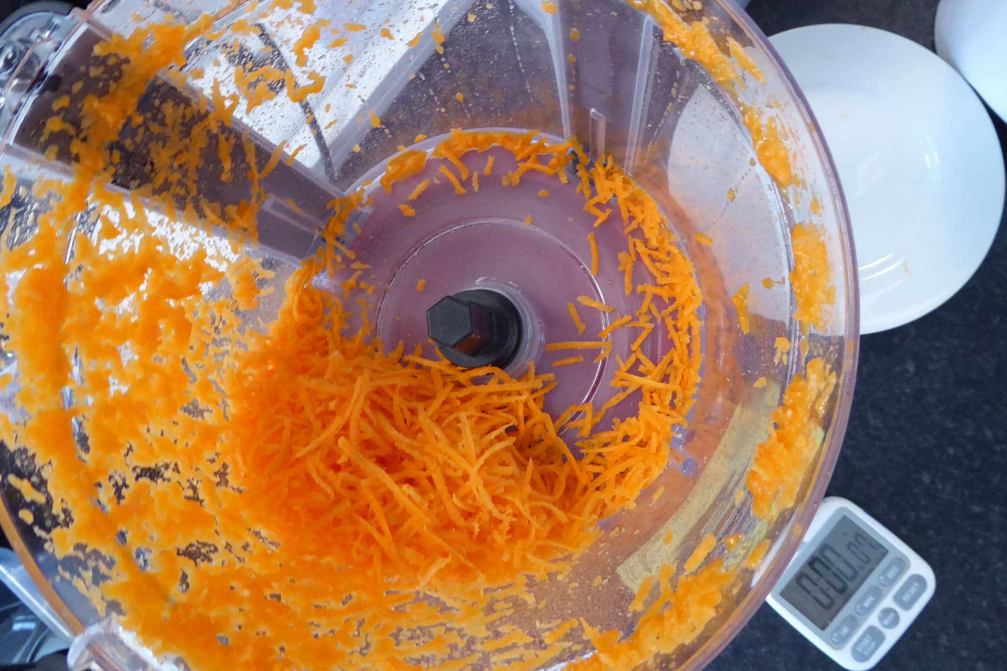 Raastettua porkkanaa monitoimikoneessa.