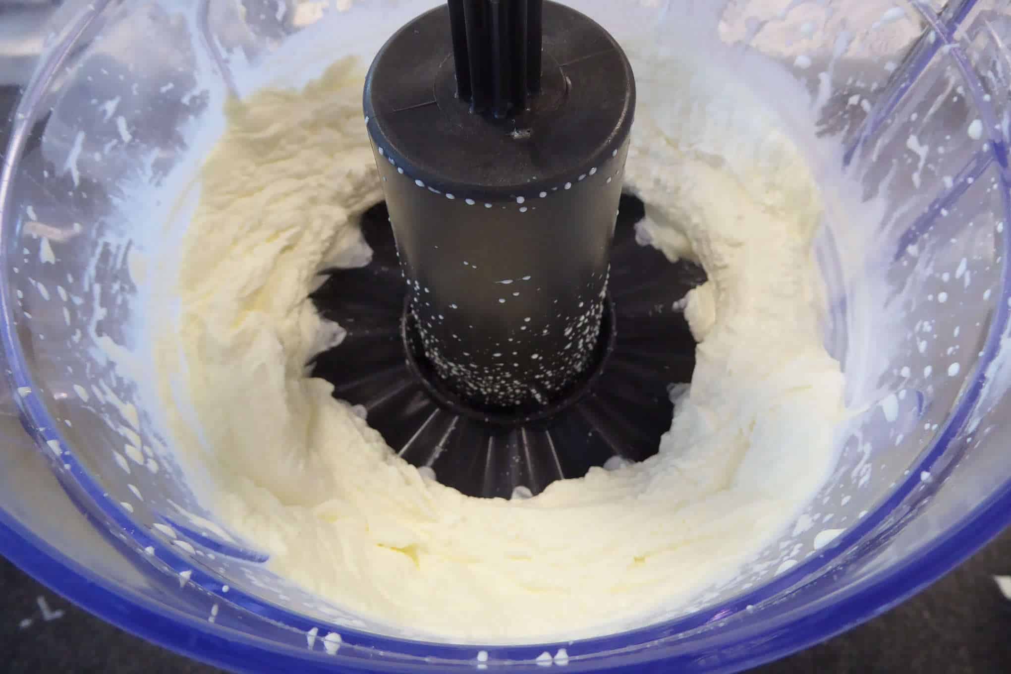 Kermavaahtoa monitoimikoneessa.