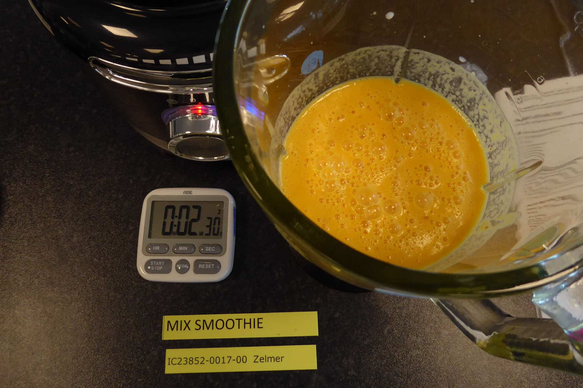 Smoothieta, sekuntikello ja monitoimikone.