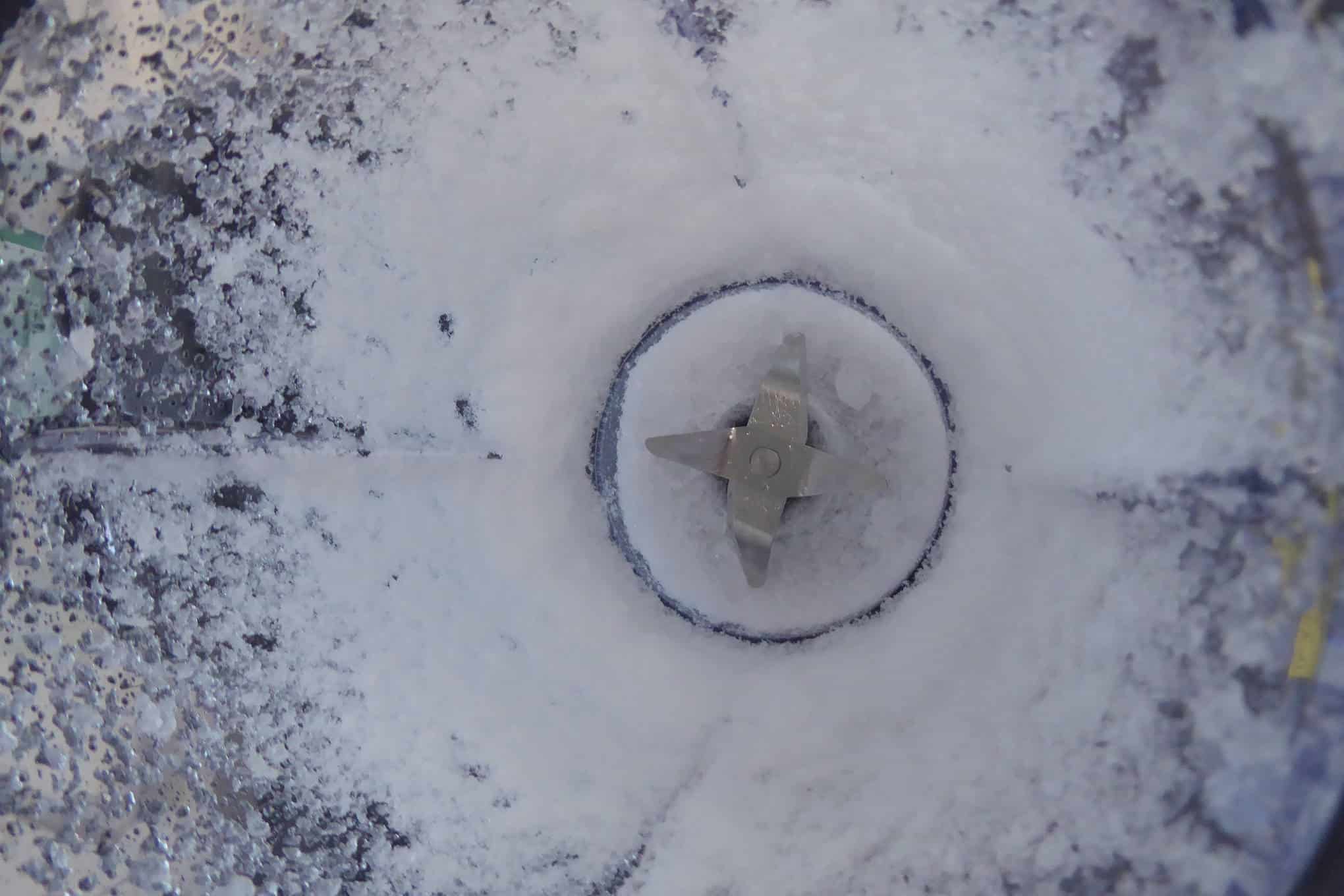 Murskattua jäätä monitoimikoneessa.