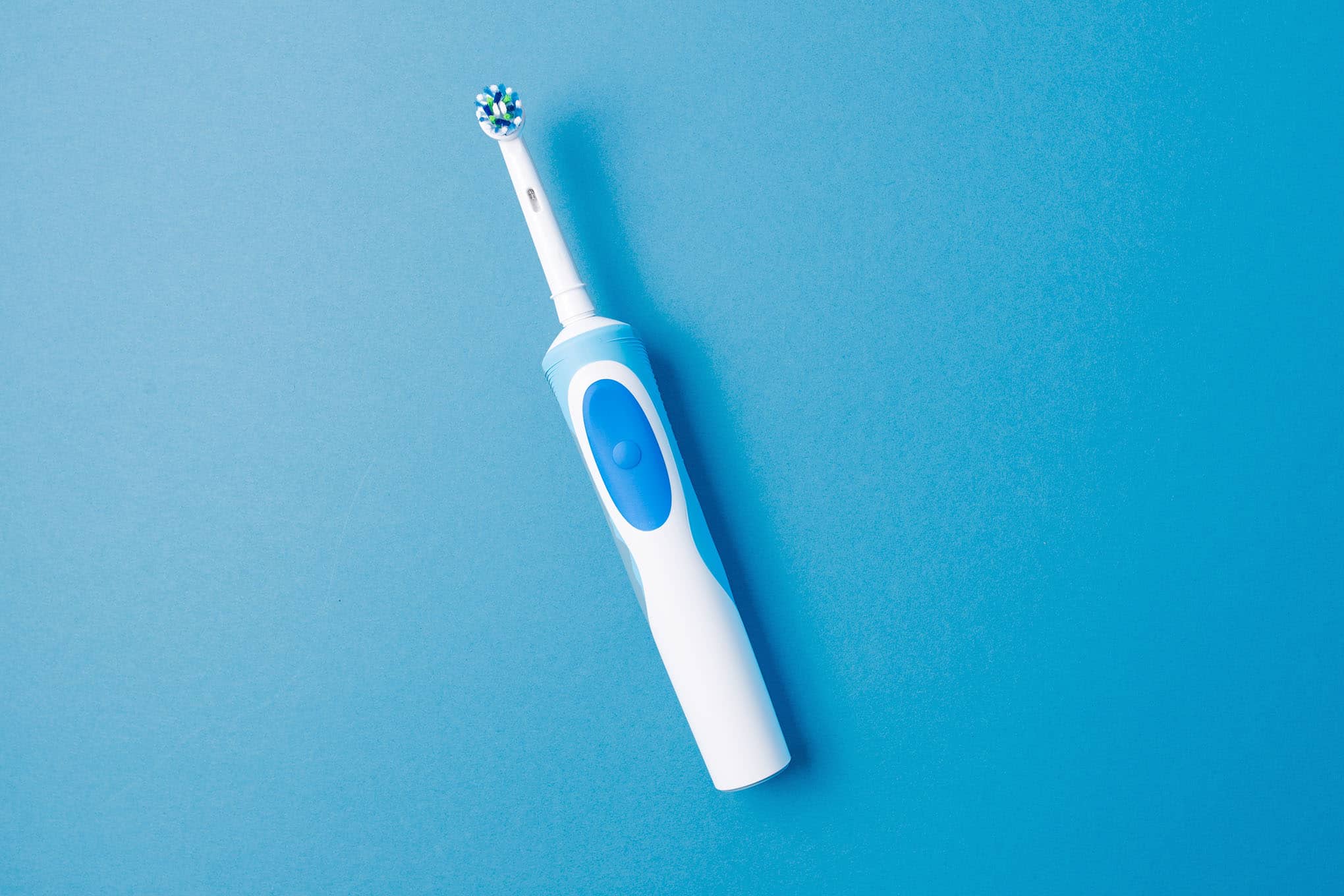 Sähköhammasharja sinisellä alustalla.