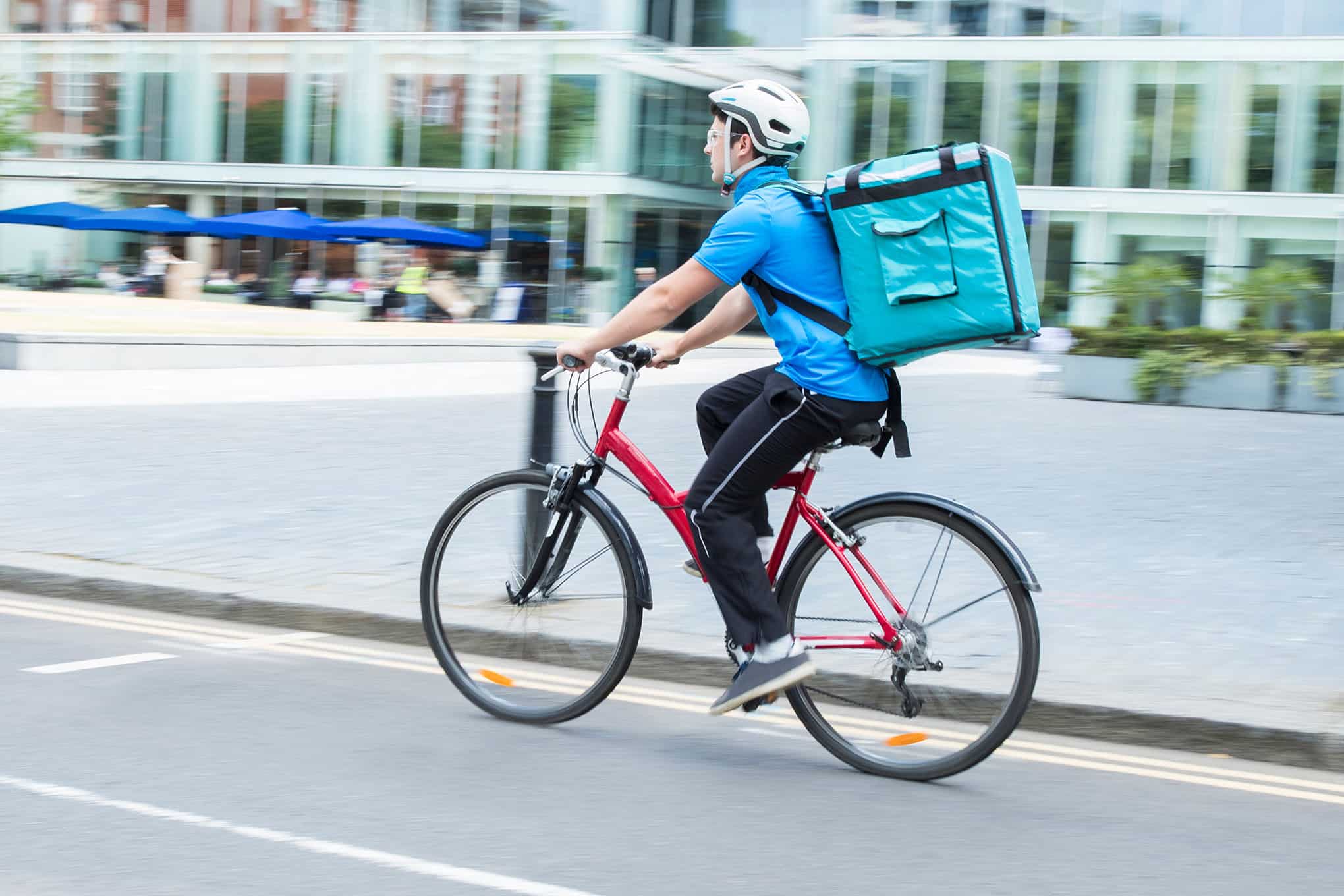 Ruokalähetti pyöräilee.