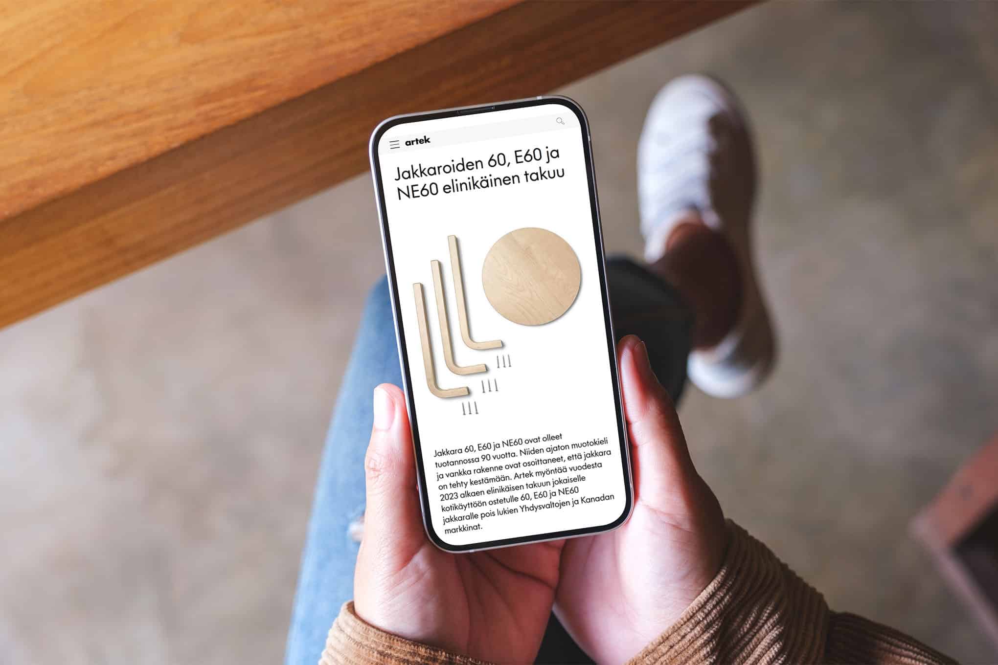 Henkilö käyttämässä puhelinta.