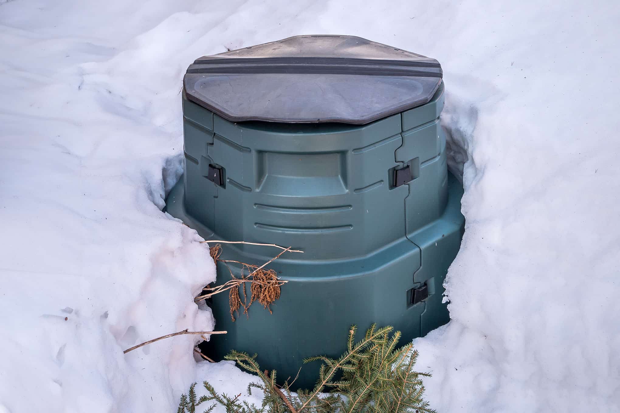 Kompostori talvella. Biojätteiden kompostointi onnistuu ympäri vuoden.