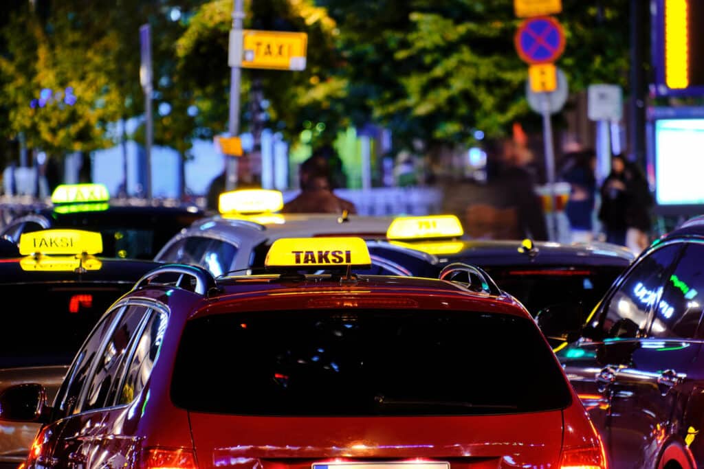 Taksi taksitolpalla.
