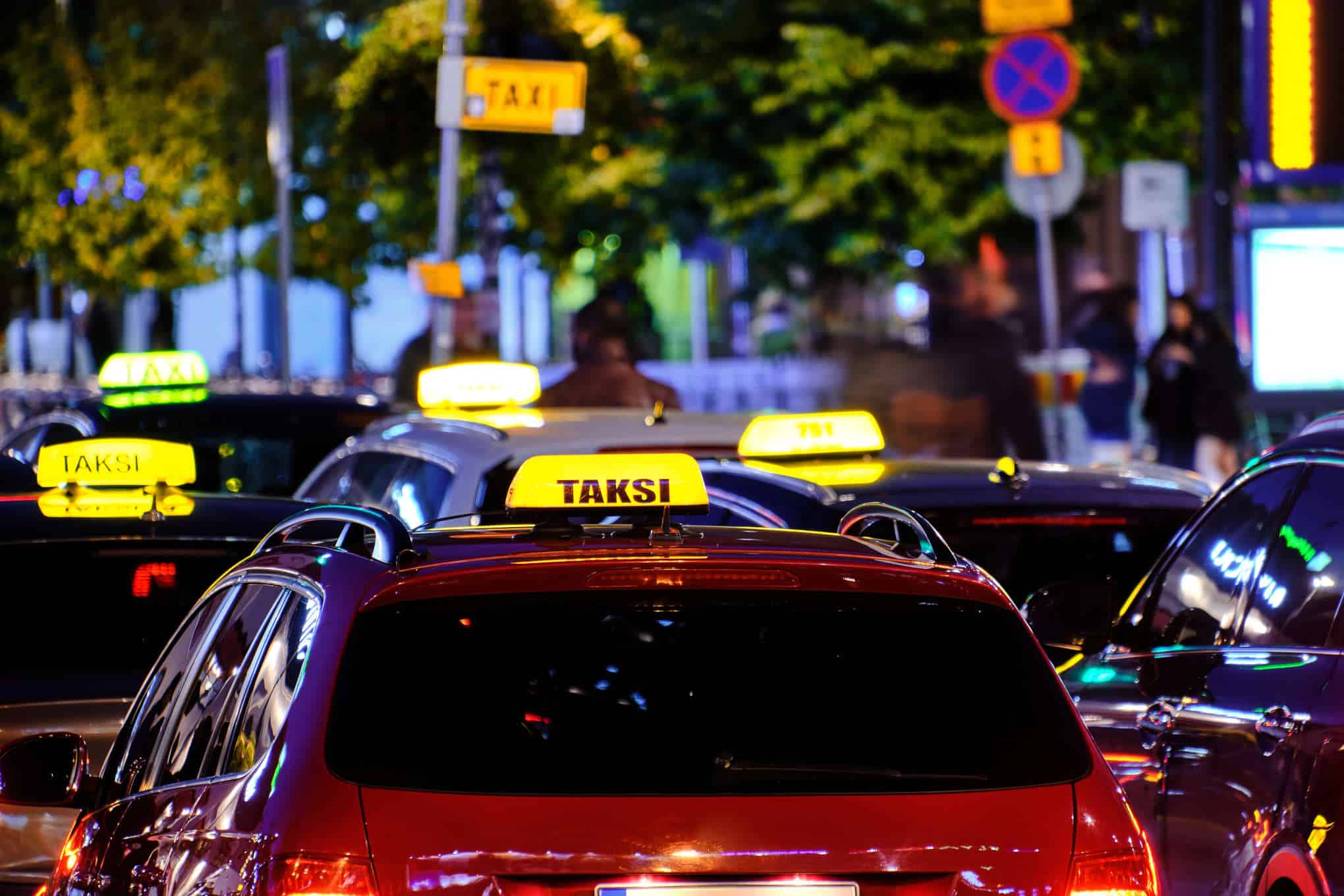 Taksi taksitolpalla.