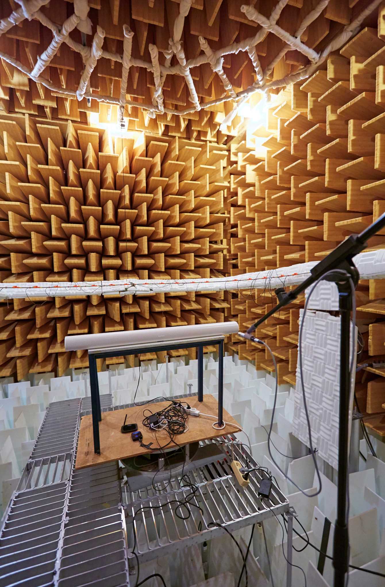 Kaiutin ja testauslaitteistoa kaiuttomassa huoneessa.