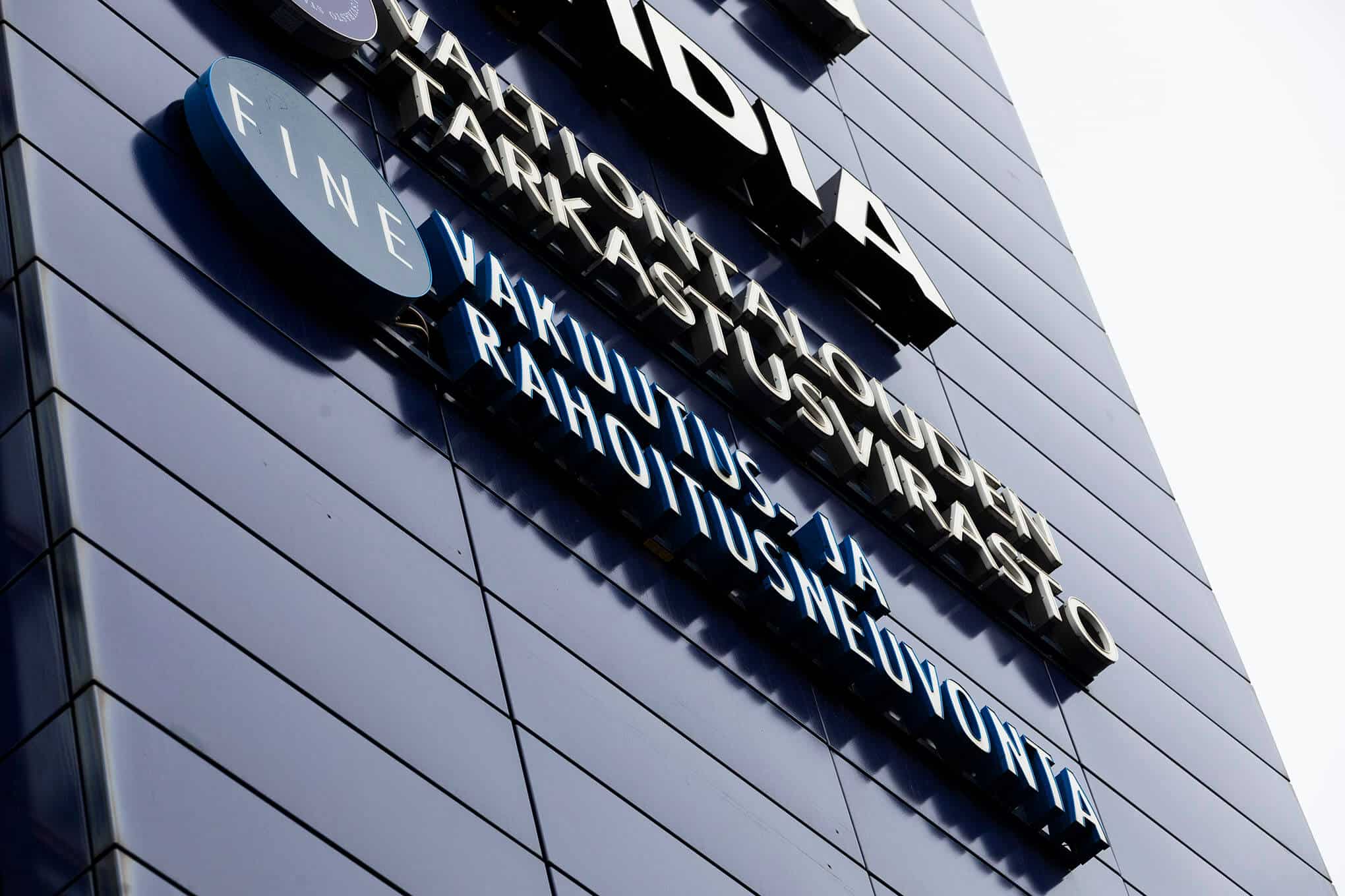 Toimistorakennuksen seinä, jossa on Finen logo.