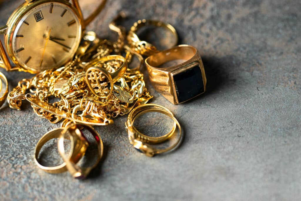 Kannattaako arvokorut myydä kullan ja hopean ostoliikkeelle?