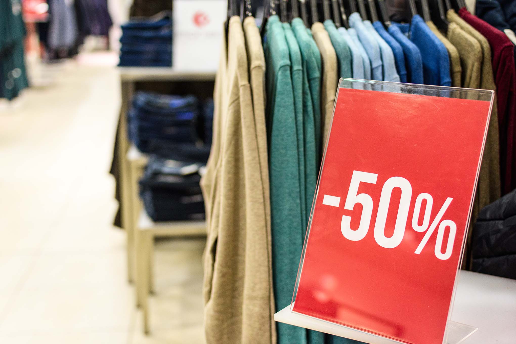 Vaatteita ja alennuskyltti.