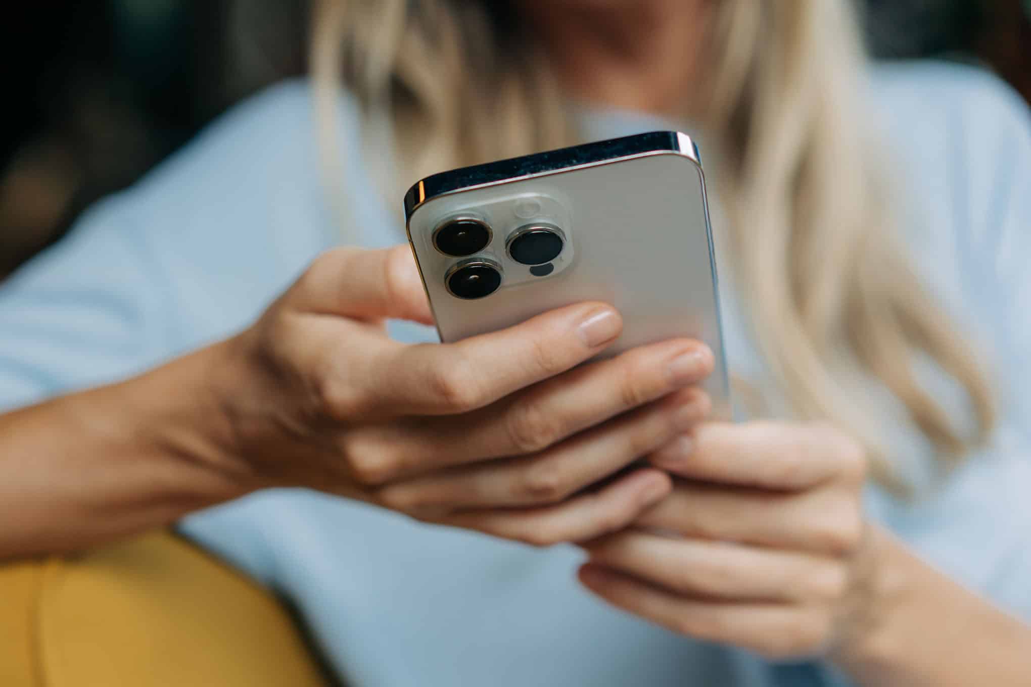 Henkilö käyttämässä älypuhelinta.