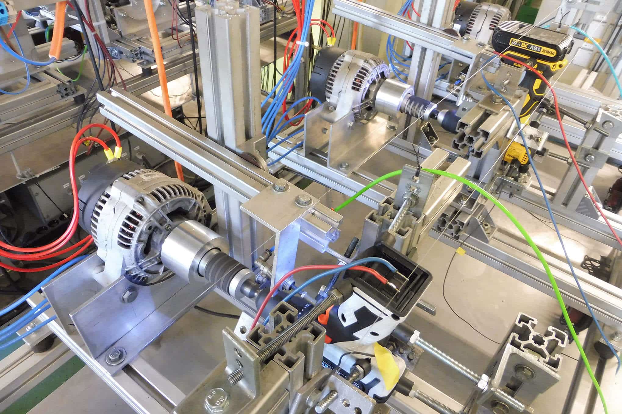 Porakoneen testauslaitteistoa laboratoriossa.