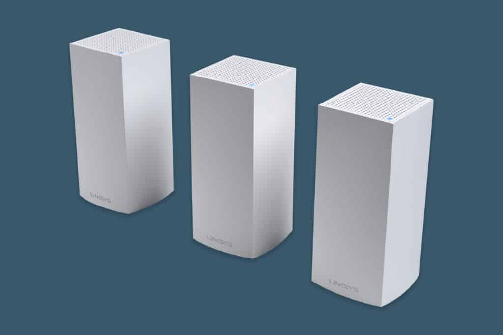 Kolme mesh-verkkolaitetta.