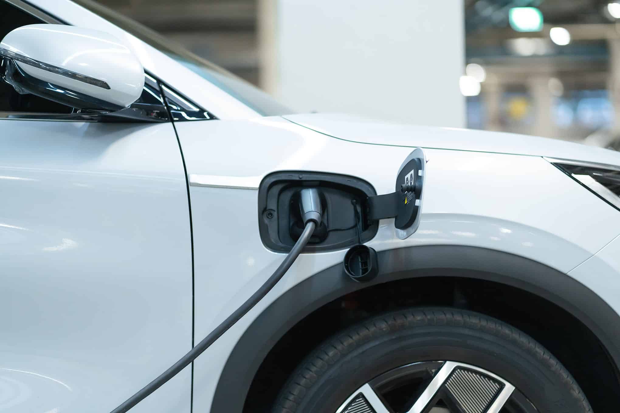 Sähköauto, joka on latauksessa.