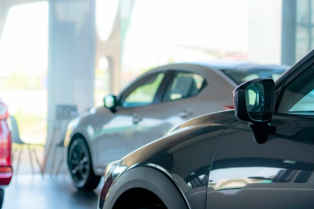 Autoja autokaupassa.