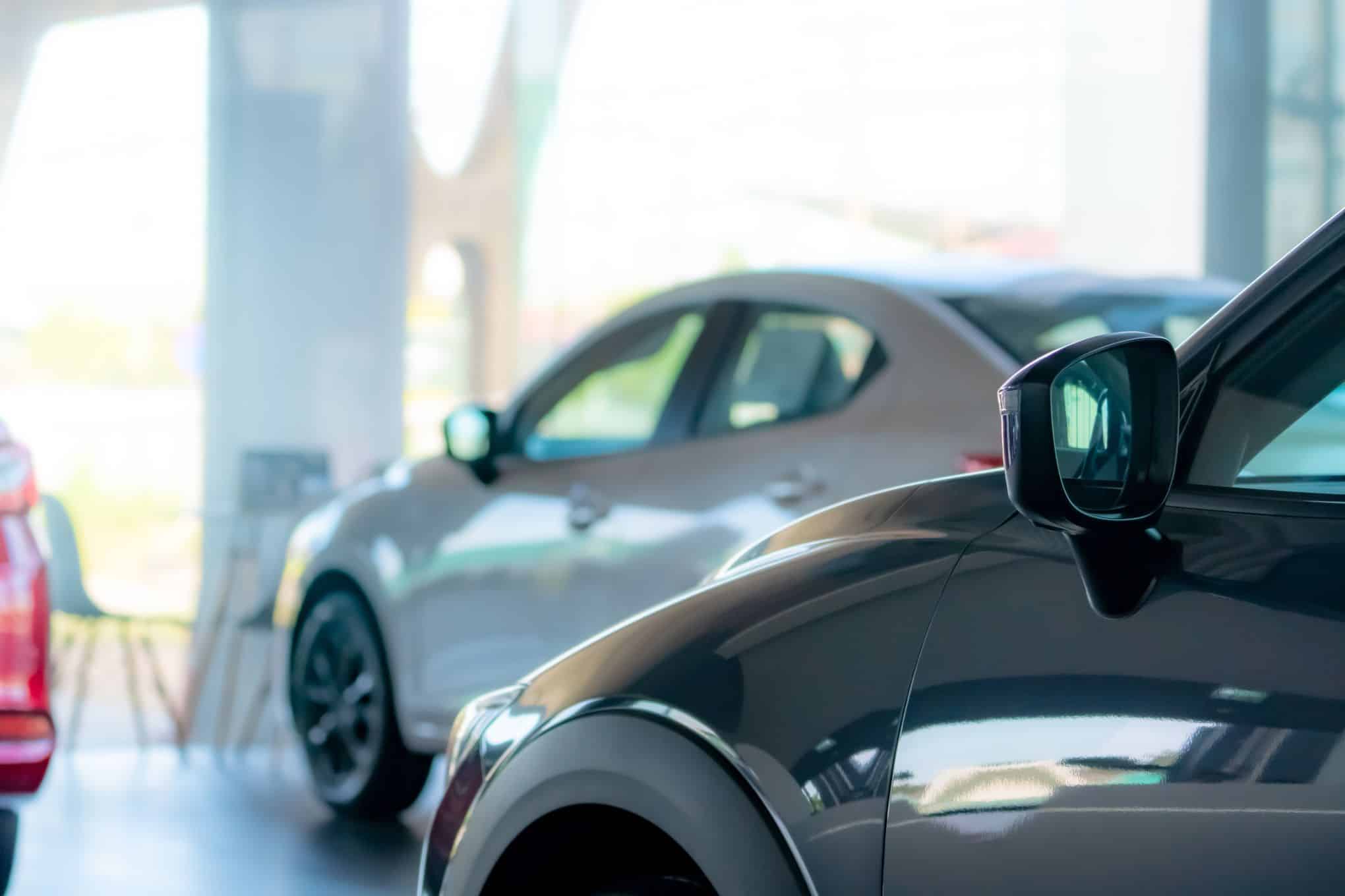 Autoja autokaupassa.