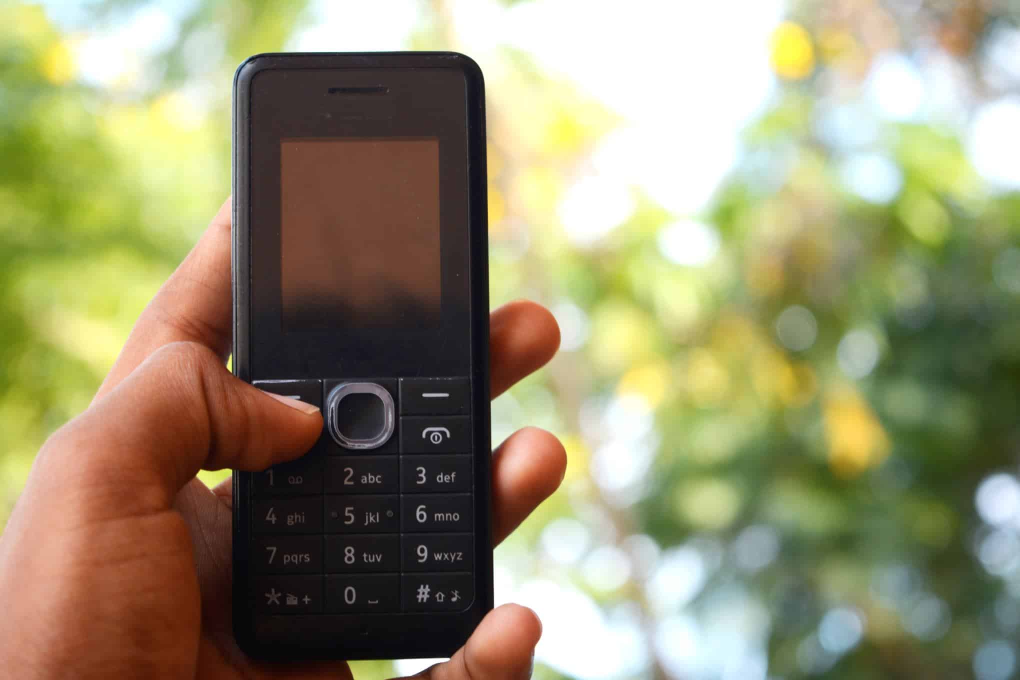 Puhelin henkilön kädessä.