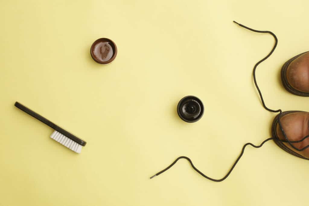 Kenkälankki, kengännauhat, kenkäharja ja nahkakengät.