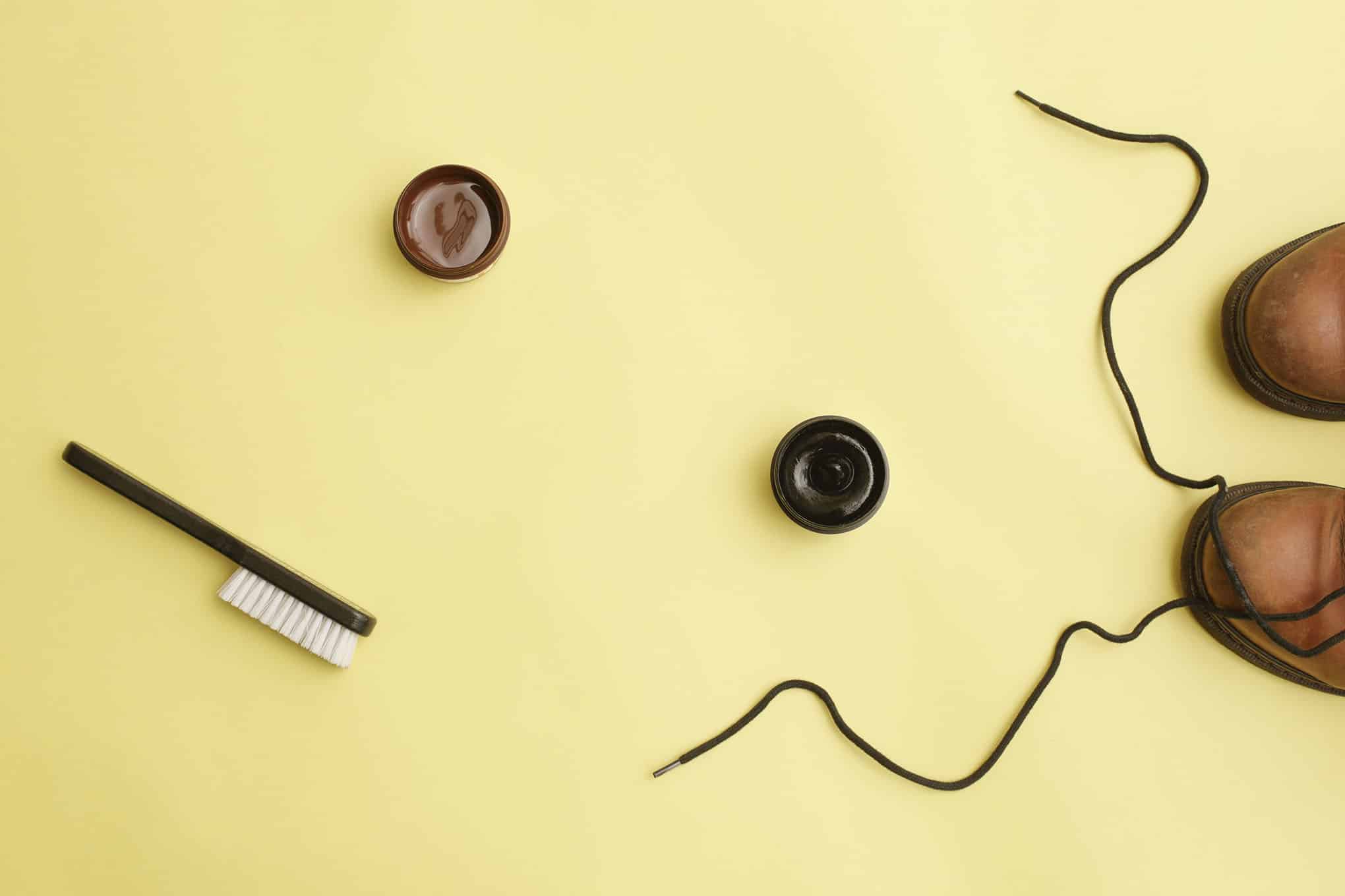 Kenkälankki, kengännauhat, kenkäharja ja nahkakengät.