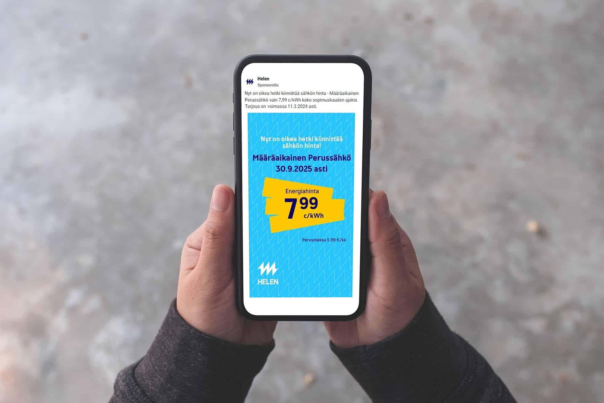 Henkilö käyttämässä älypuhelinta, jonka näytöllä on Helenin mainos.