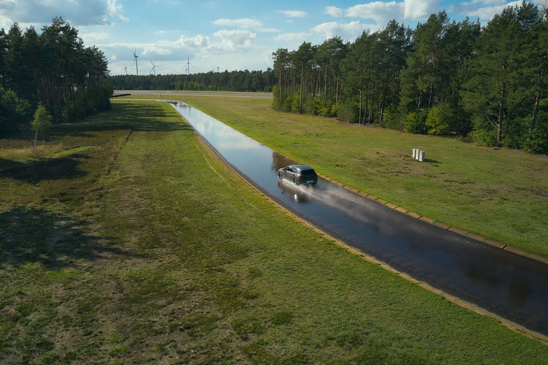 Autolla ajetaan märällä ajoradalla.