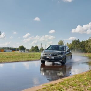 Autolla ajetaan märällä ajoradalla.