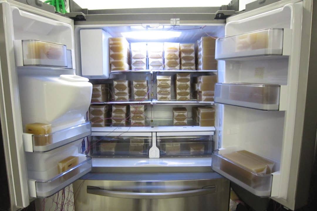 Samsungin kylmälaite, jonka sisällä on elintarvikkeita simuloivia ruskeita pakkauksia.