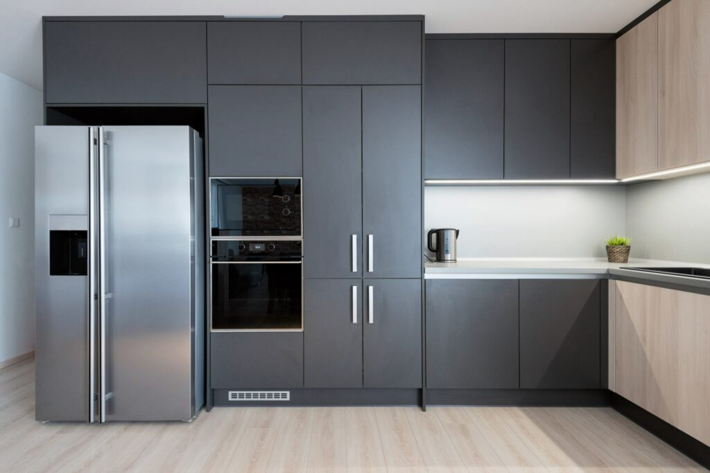 Keittiö, jossa on side-by-side-kylmälaite.