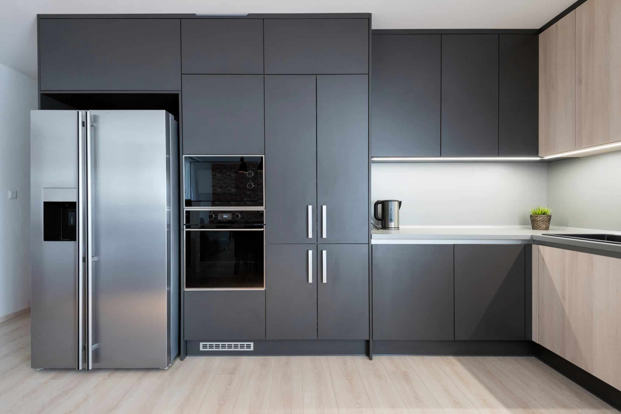 Keittiö, jossa on side-by-side-kylmälaite.