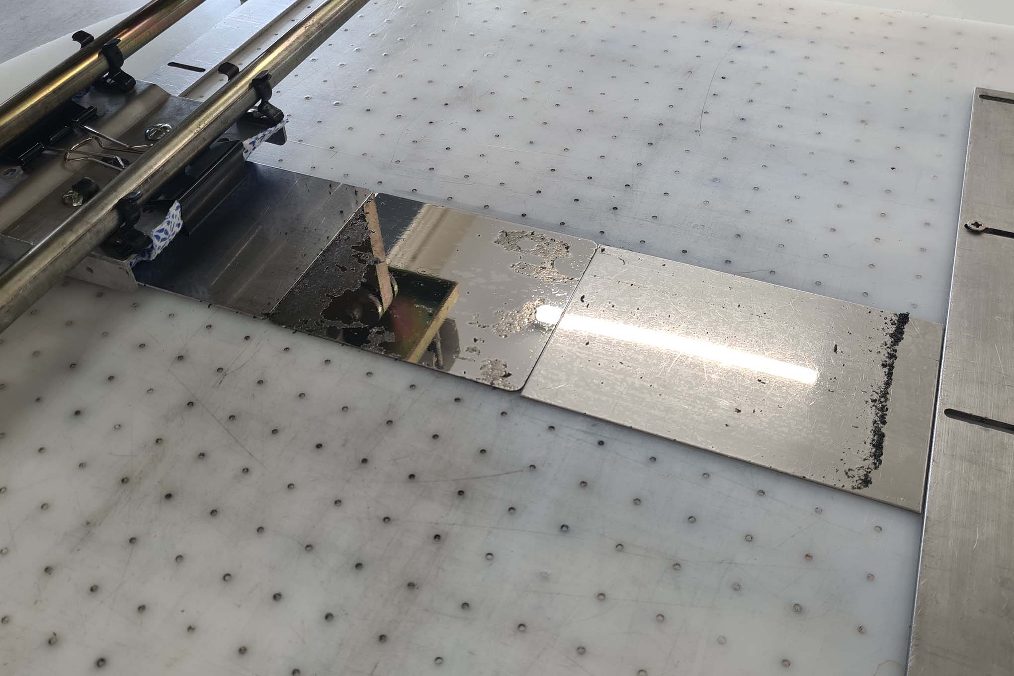 Metallisia testikappaleita ja testauslaite.