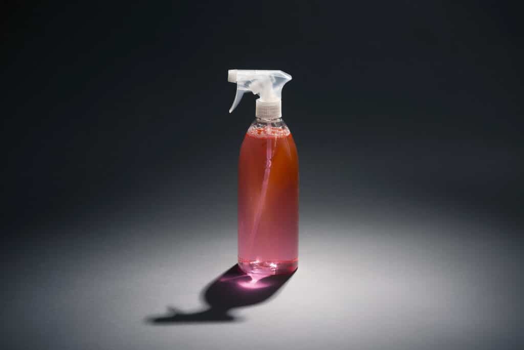 Punainen yleispuhdistussuihke.