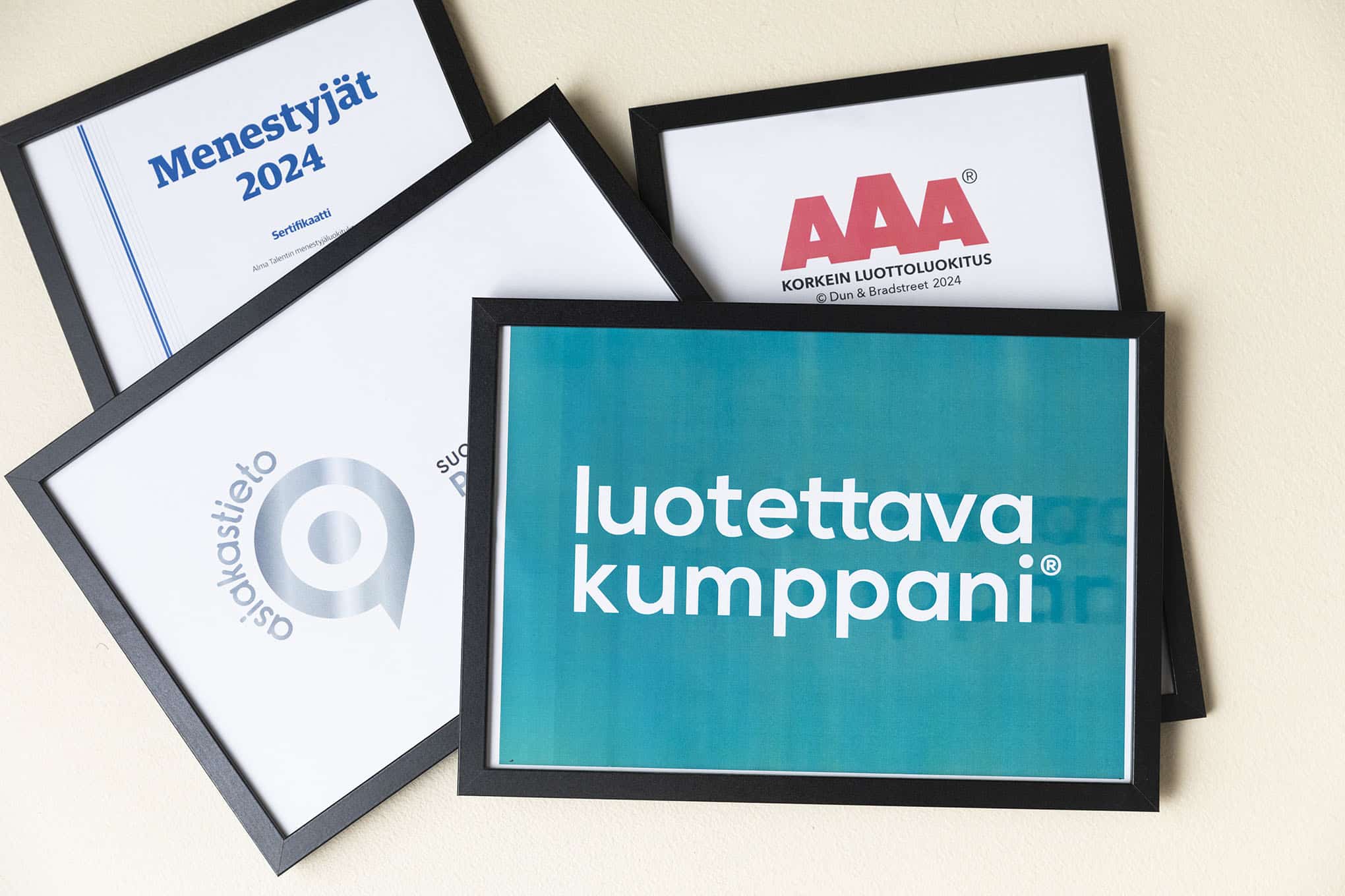 Useita laatusertifikaatti-merkkejä.