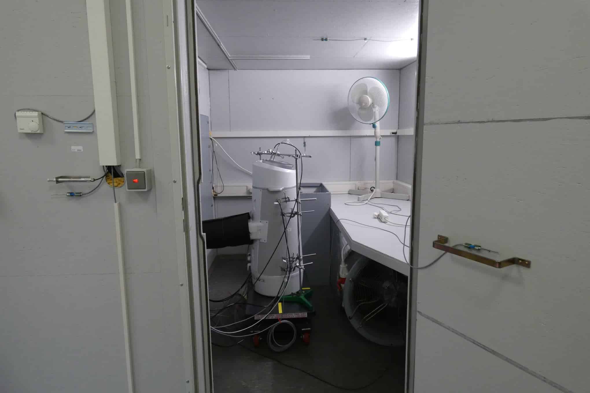 Siirrettävä ilmastointilaite ja viilennystehoa mittaavaa testauslaitteistoa laboratoriossa.