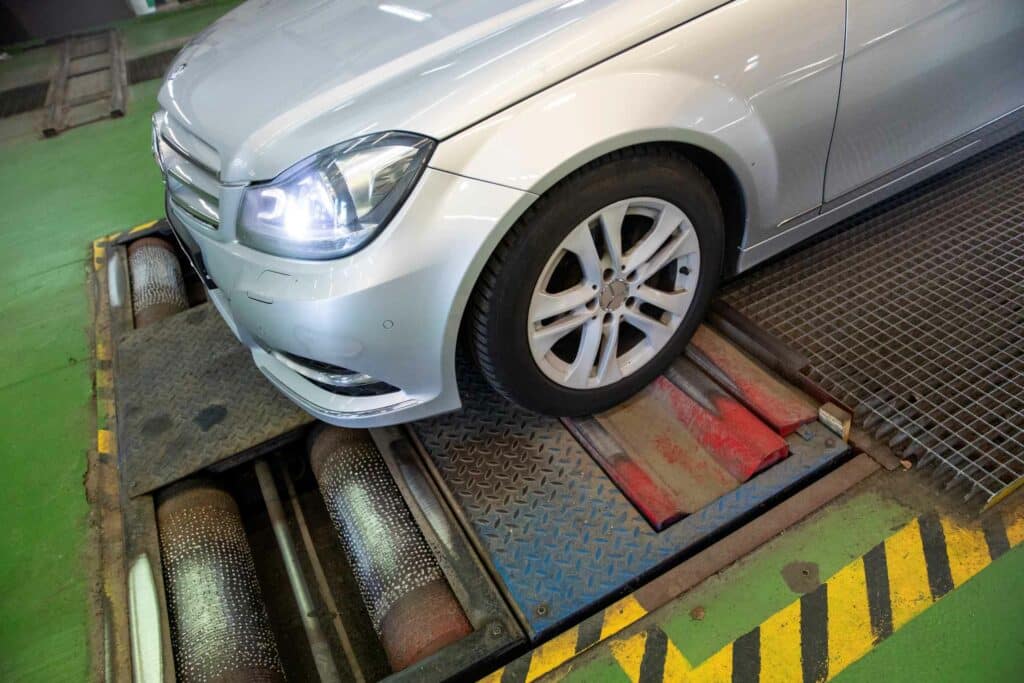 Mercedes-merkkinen auto katsastuksessa.