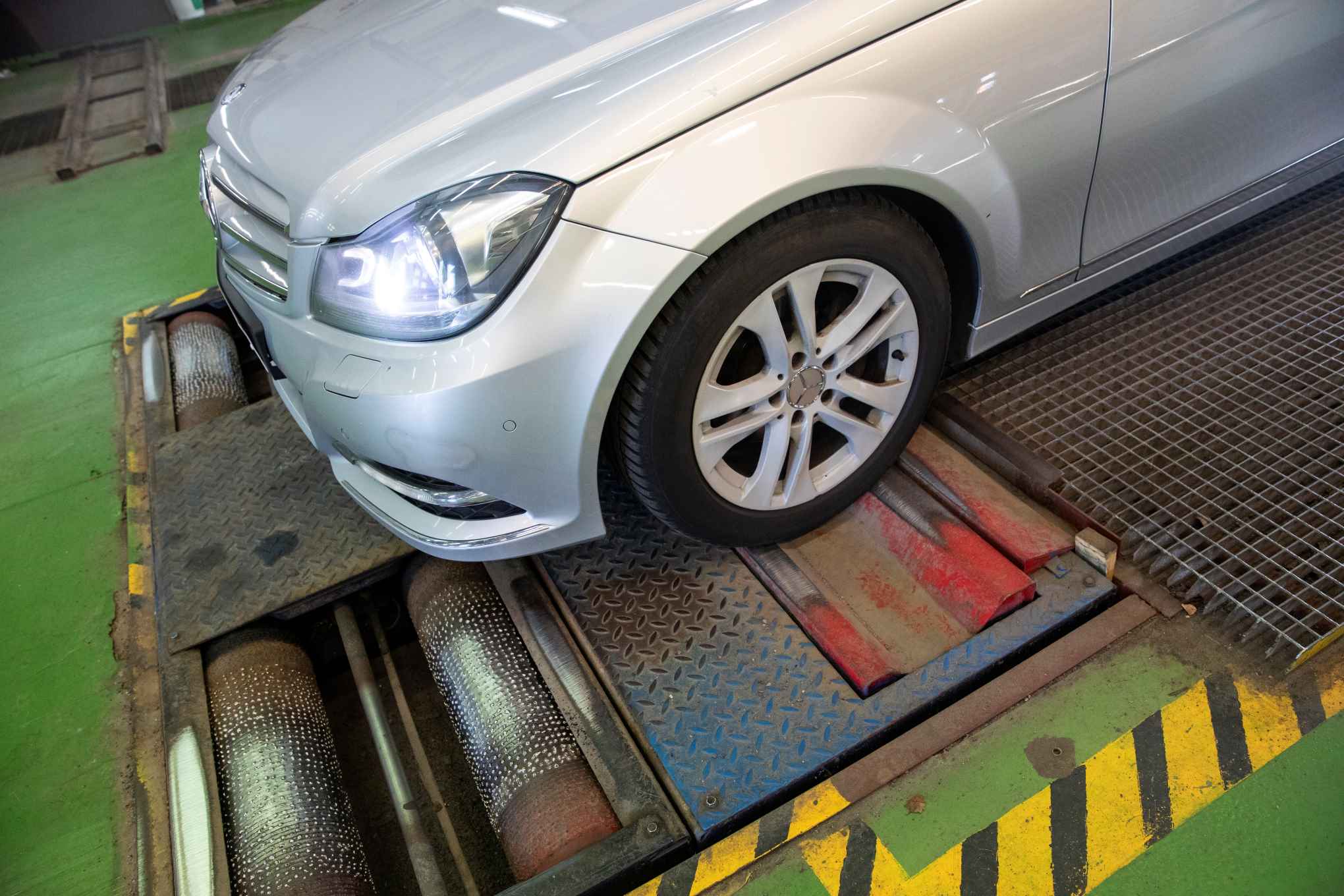 Mercedes-merkkinen auto katsastuksessa.