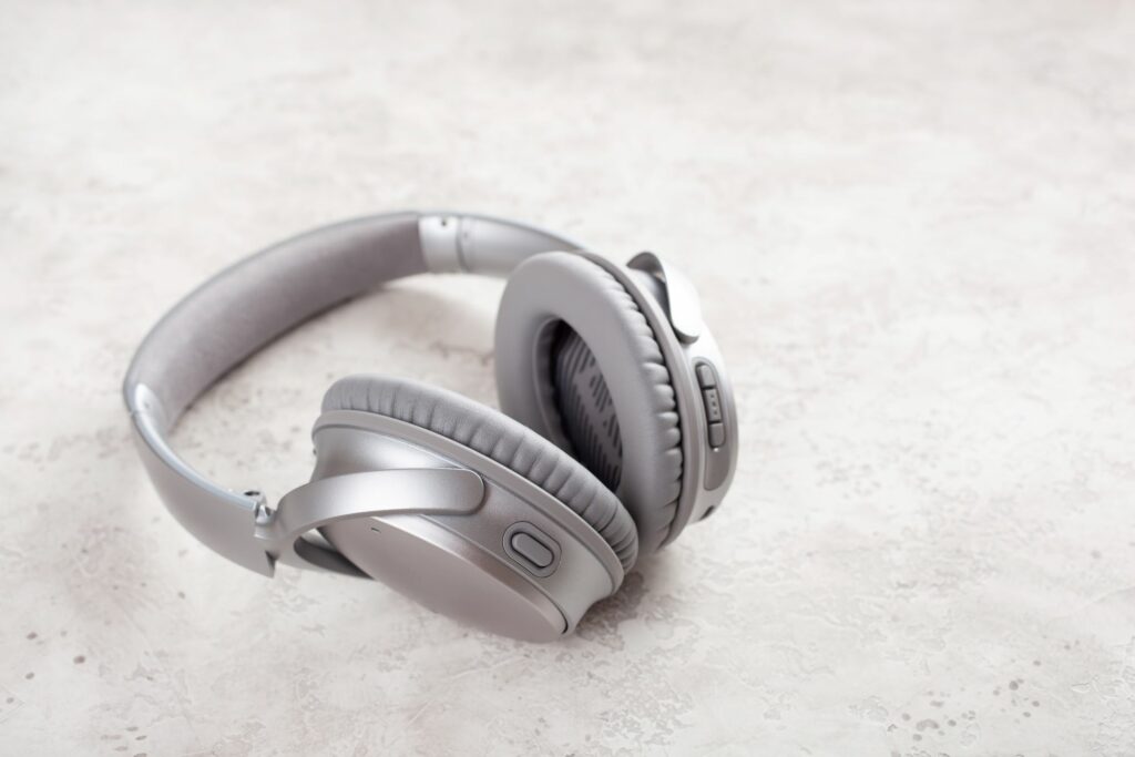 Harmaat vastamelukuulokkeet.