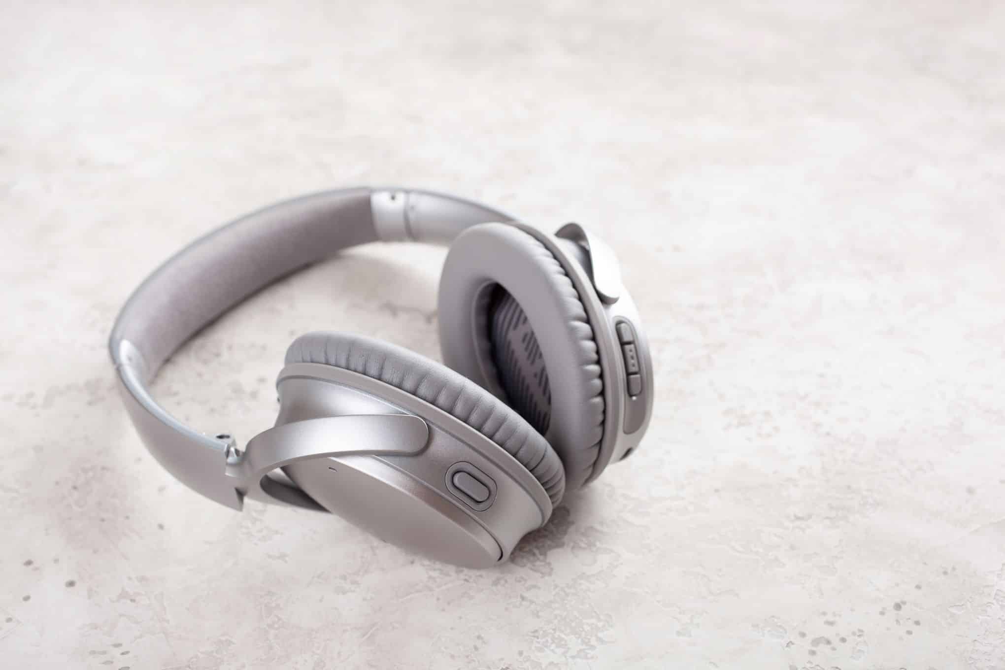 Harmaat vastamelukuulokkeet.