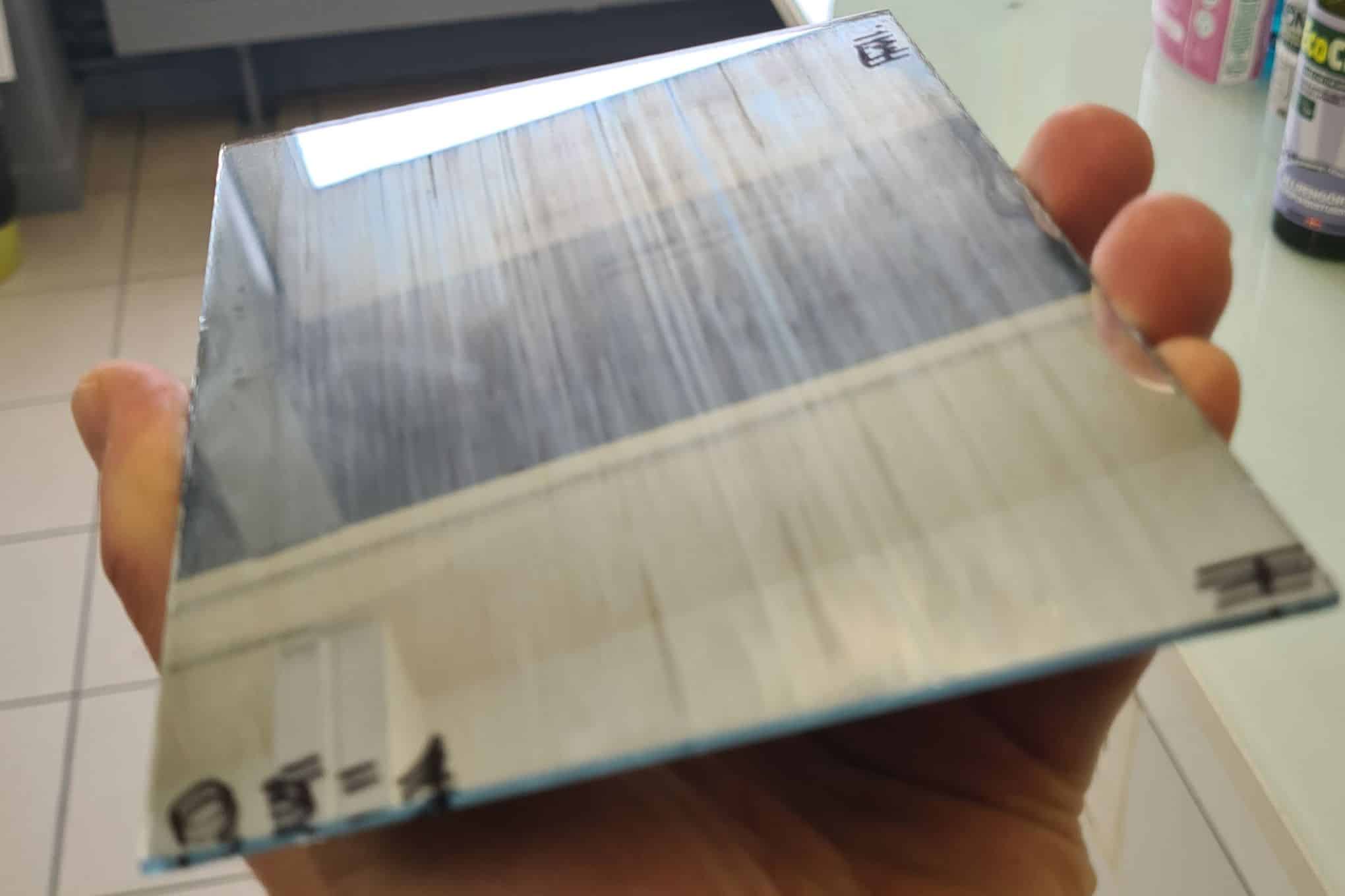 Henkilö pitää kädessään peiliä.